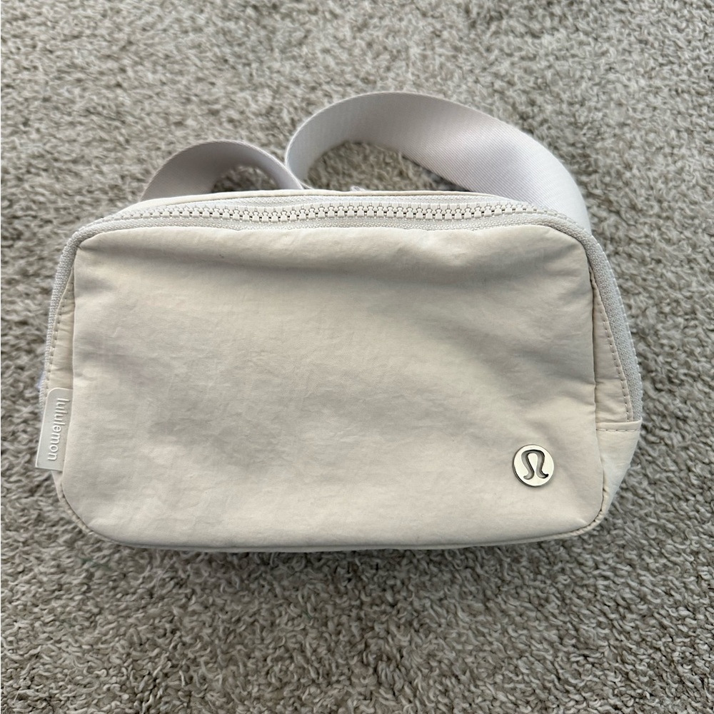 NWOT Cream/Bone Extended Strap Lululemon Belt Bag